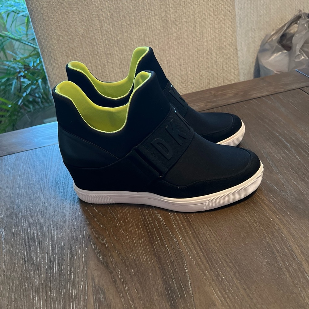 DKNY Women's Cosmos Logo High Top Slip on Wedge Black Sneakers  size 8M